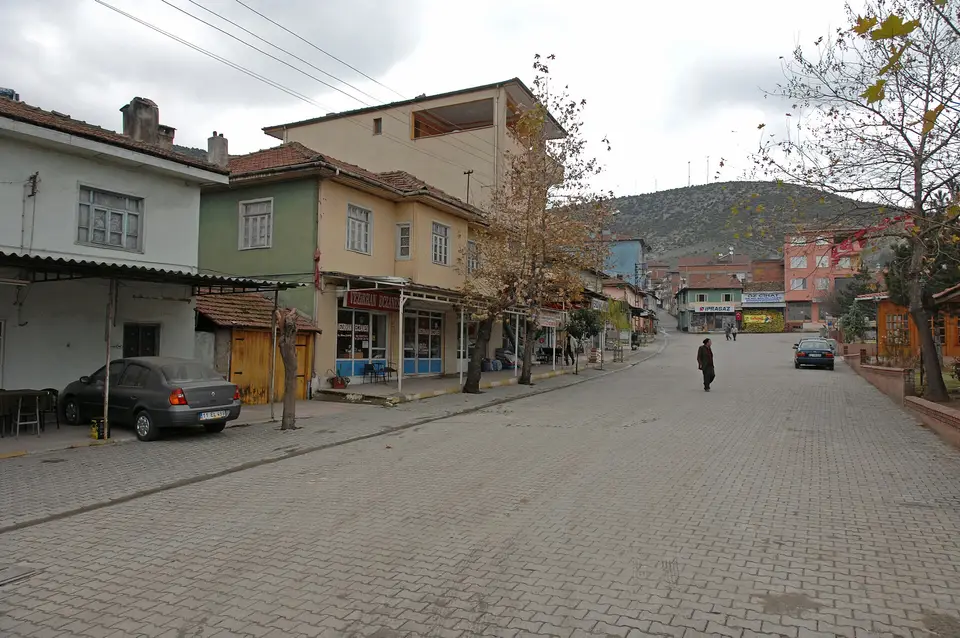 Bilecik'te Vezirhan'ın parke taşı döşeli ana caddesi ve iki yanındaki dükkânlar