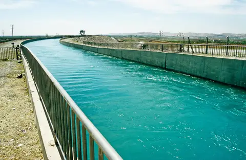 Şanlıurfa Harran Ovası'nda beton kaplı ana sulama kanalı