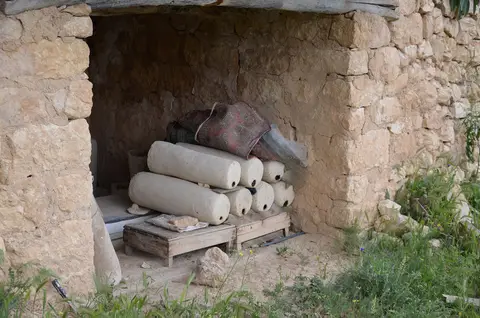 Keklikpınar köyünde taş bir yapının içinde geleneksel toprak kovanlar