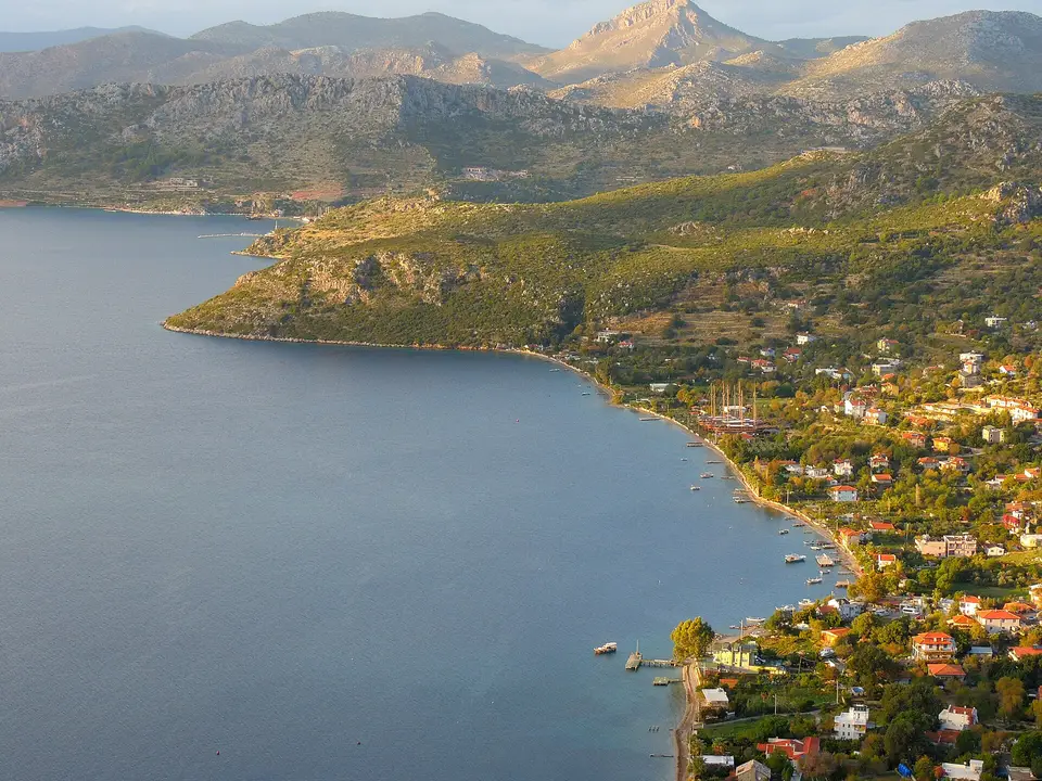 Marmaris'e bağlı Söğüt'ün dağ eteğinden denize uzanan evleri ve koy