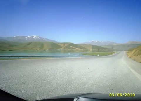 Hakkari–Van karayolunun Gürpınar kesiminde boş yol, yeşil tepeler ve karlı zirveler