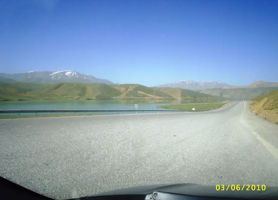 Hakkari–Van karayolunun Gürpınar kesiminde boş yol, yeşil tepeler ve karlı zirveler