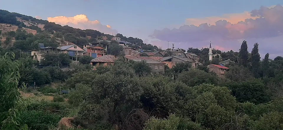 Erzincan Kemaliye'deki Demir köyünde akşam ışığında taş evler ve bahçeler