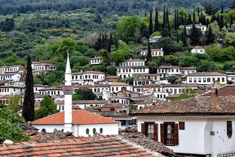 İzmir Selçuk'ta Şirince'nin yamaca dizilmiş beyaz badanalı evleri ve minaresi