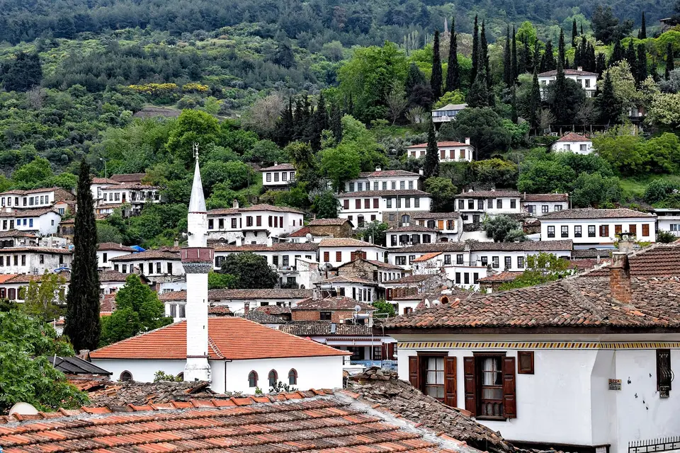 İzmir Selçuk'ta Şirince'nin yamaca dizilmiş beyaz badanalı evleri ve minaresi