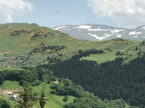 Giresun Dereli'de Kümbet yaylasından ormanlık yamaçlara ve yayla evlerine bakış