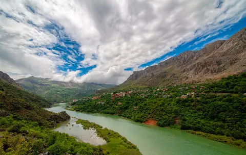 Erzincan Kemaliye'de Fırat vadisi yamaçlarındaki yeşil bahçeler ve evler