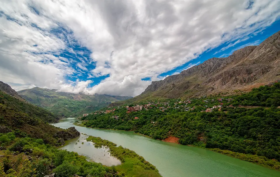 Erzincan Kemaliye'de Fırat vadisi yamaçlarındaki yeşil bahçeler ve evler