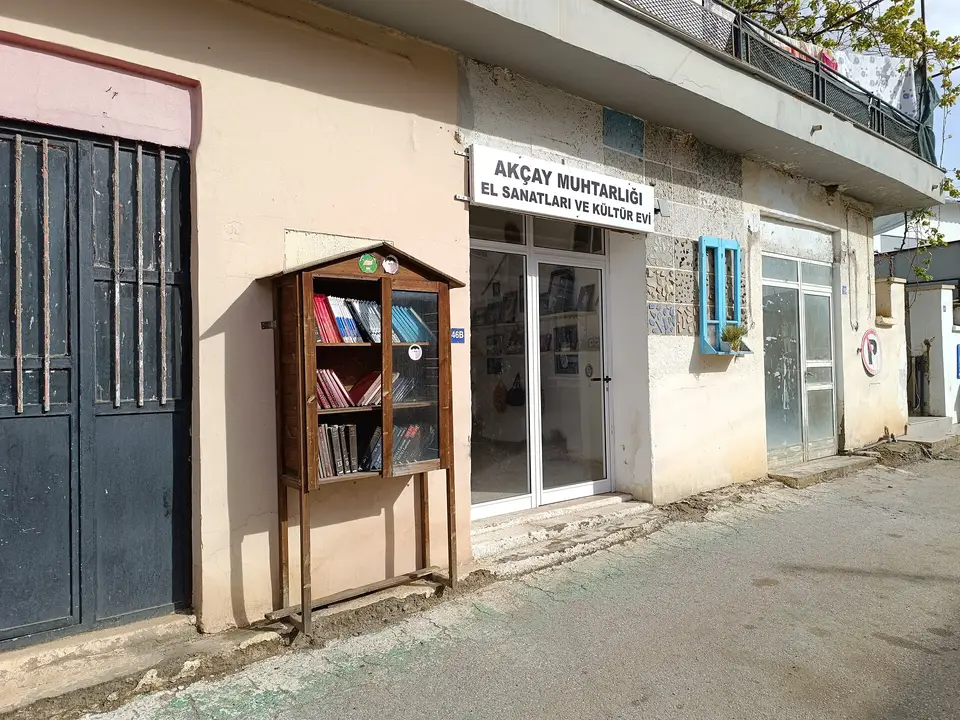 Akçay Muhtarlığı El Sanatları ve Kültür Evi'nin girişi