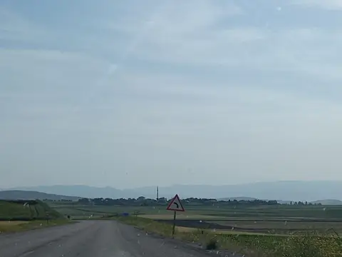 Bayat'a bağlı Emirhalil köyünün D180 karayolundan görünen ova ve yol kenarı levhası