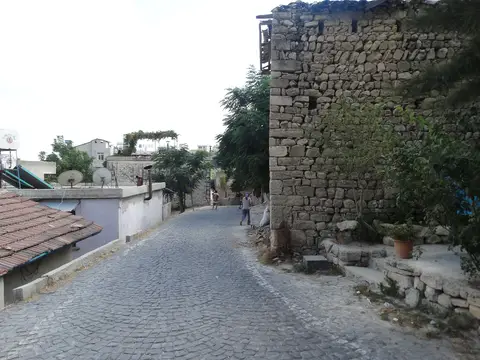 Hıdırbey'de taş kaplı dar sokak ve iki yanındaki taş duvarlı köy evleri