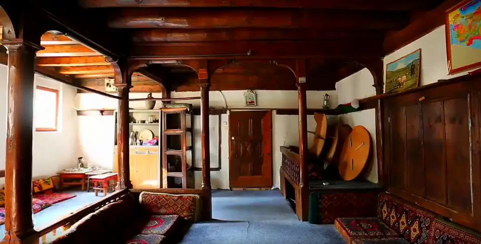 Ahşap direkli, kenarlarında minderli oturma yerleri bulunan geleneksel köy odasının içi