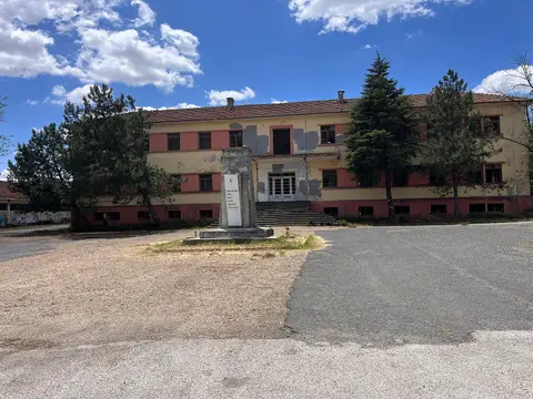Lüleburgaz'daki Kepirtepe Köy Enstitüsünün iki katlı ana binası ve önündeki anıtlı avlu