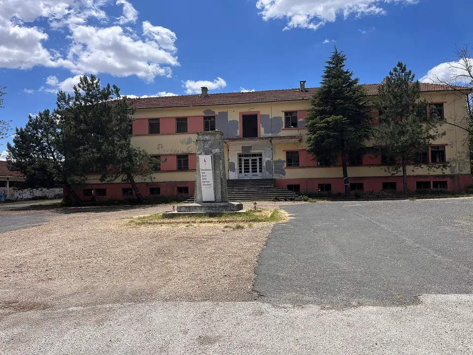 Lüleburgaz'daki Kepirtepe Köy Enstitüsünün iki katlı ana binası ve önündeki anıtlı avlu