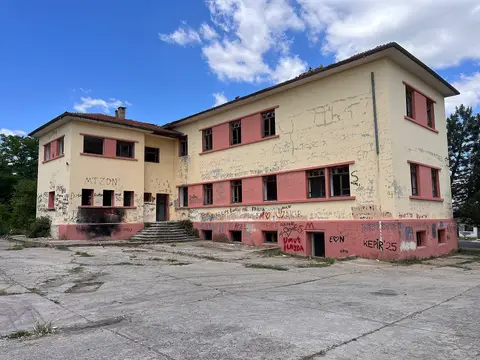 Kepirtepe Köy Enstitüsü yerleşkesinde iki katlı, pencere sıraları olan eski okul binası