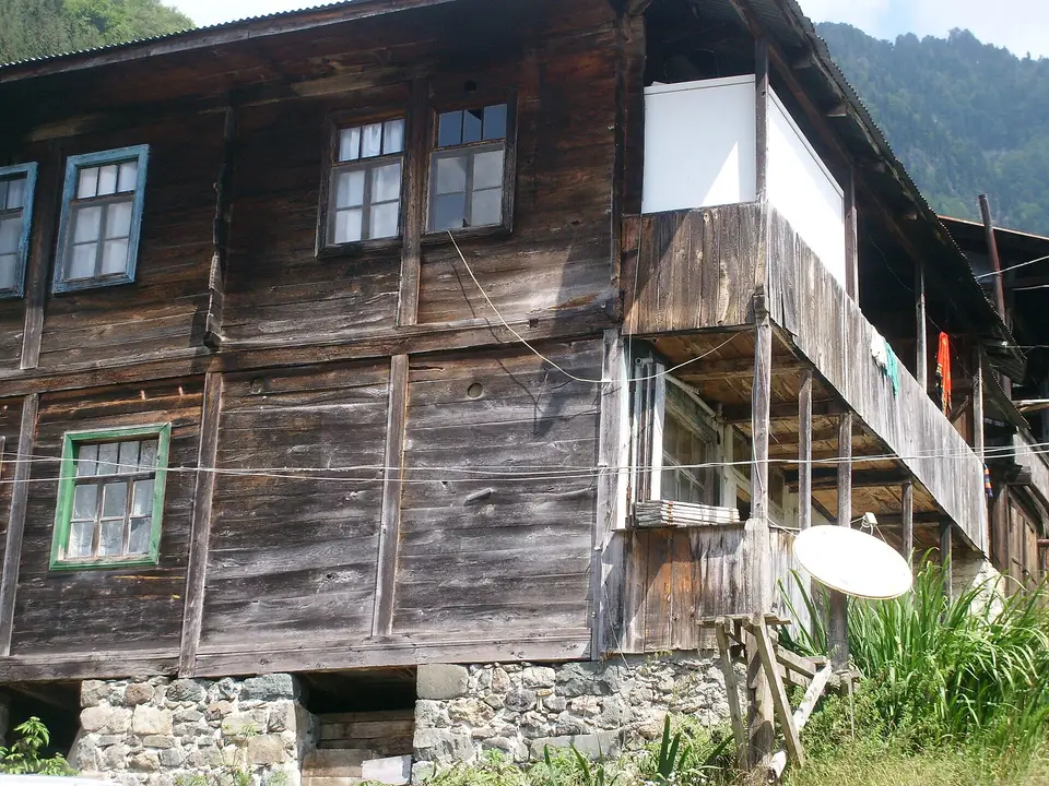 Borçka'nın Camili yöresinde taş temel üzerine kurulmuş iki katlı ahşap köy evi