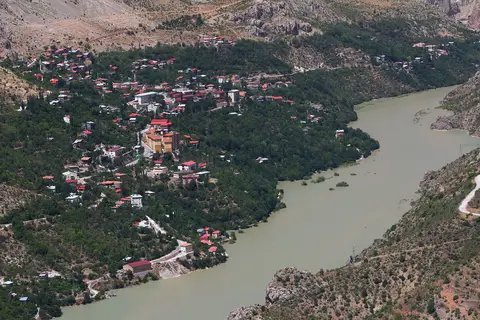 Fırat vadisinin kıyısında yamaca kurulmuş Kemaliye'nin bahçeler arasındaki evleri