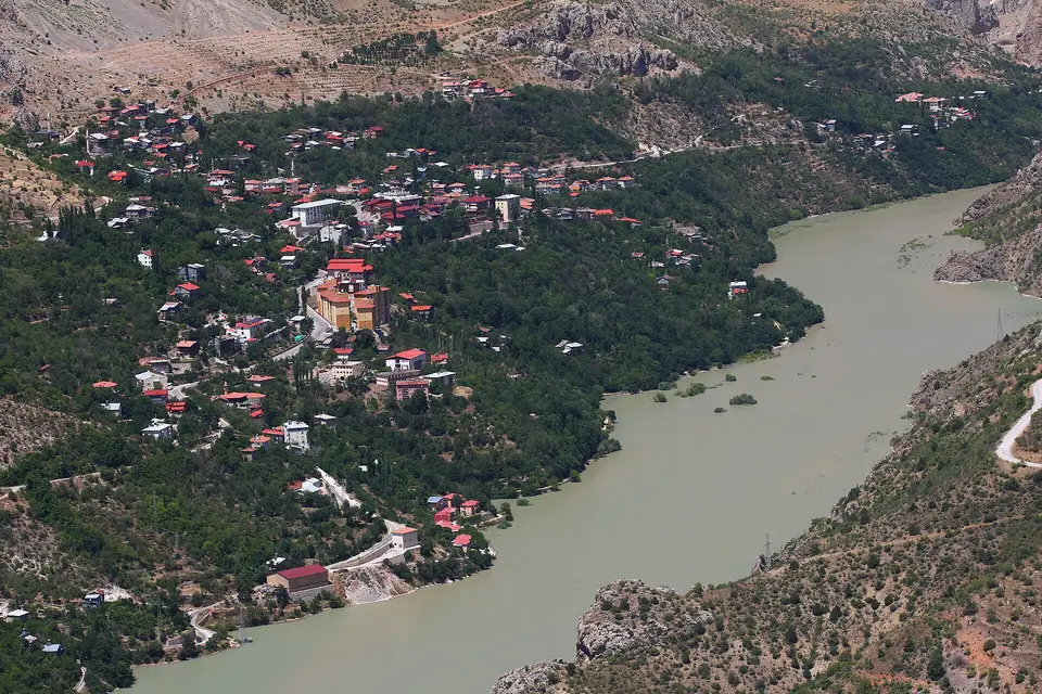 Fırat vadisinin kıyısında yamaca kurulmuş Kemaliye'nin bahçeler arasındaki evleri