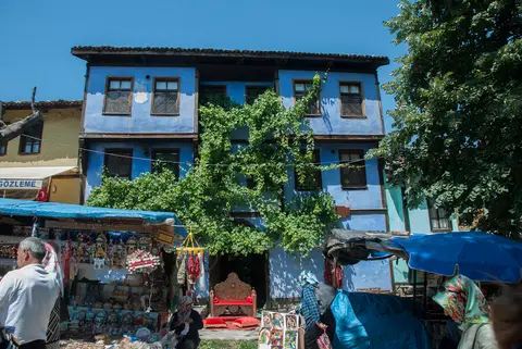 Cumalıkızık'ta kiremit çatılı, taş ve tuğla duvarlı tek katlı eski bir köy evi