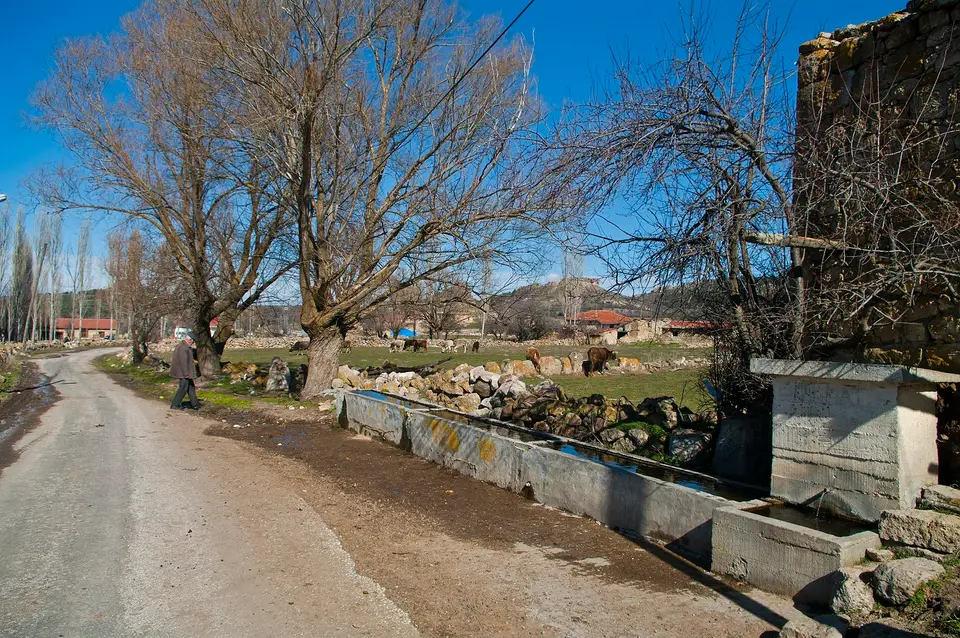 Han ilçesine bağlı Yazılıkaya köyünde yol kenarındaki uzun yalaklı taş çeşme