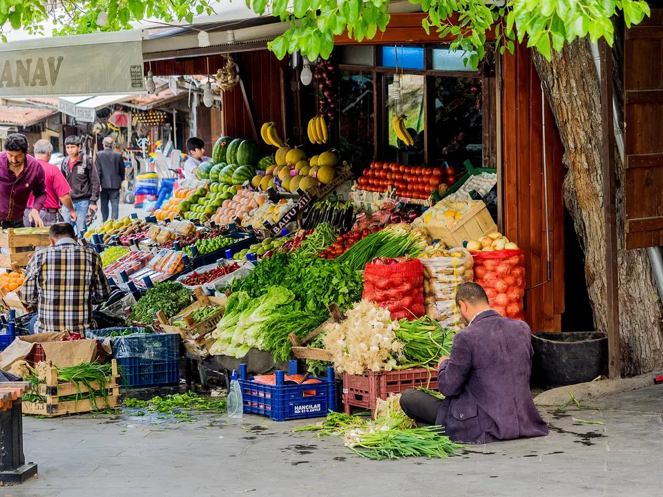 Gaziantep'te sabah erken saatte sebze ve meyve tezgâhı hazırlayan manav