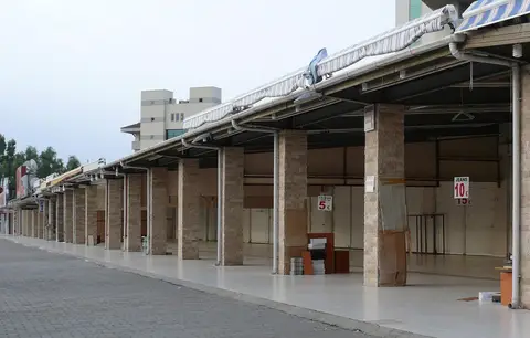 Kumköy'de sabah saatlerinde henüz boş olan kapalı pazar tezgâhları