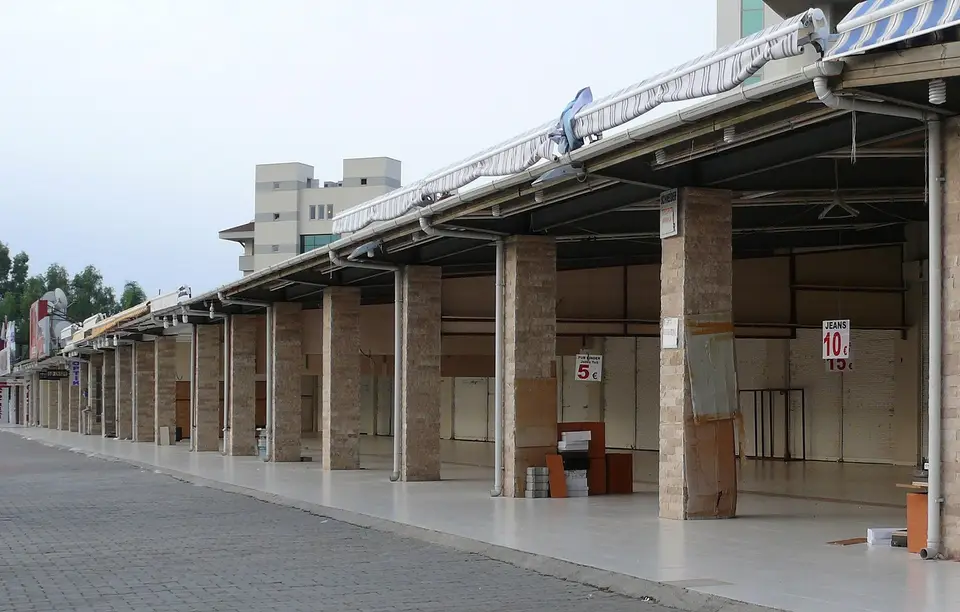 Kumköy'de sabah saatlerinde henüz boş olan kapalı pazar tezgâhları