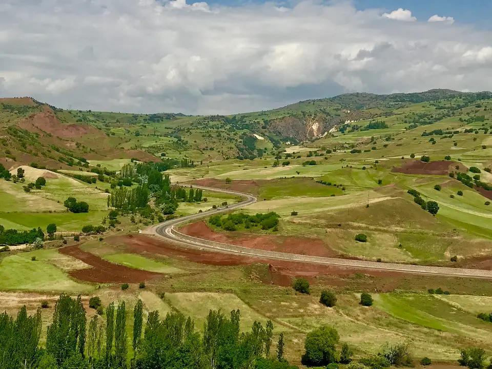 Giresun Şebinkarahisar'da Yedikardeş köyü çevresinde parçalı tarlalar ve yol