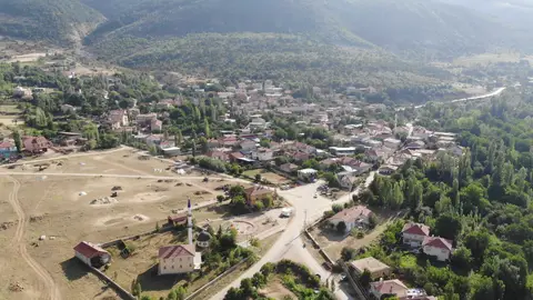 Konya Akşehir'e bağlı Yaylabelen yerleşiminin havadan görünümü ve çevresindeki araziler