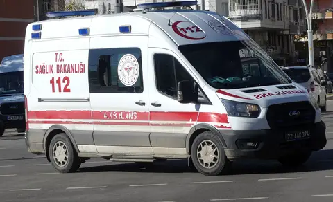Sağlık Bakanlığı 112 ambulansı Batman'da bir cadde üzerinde