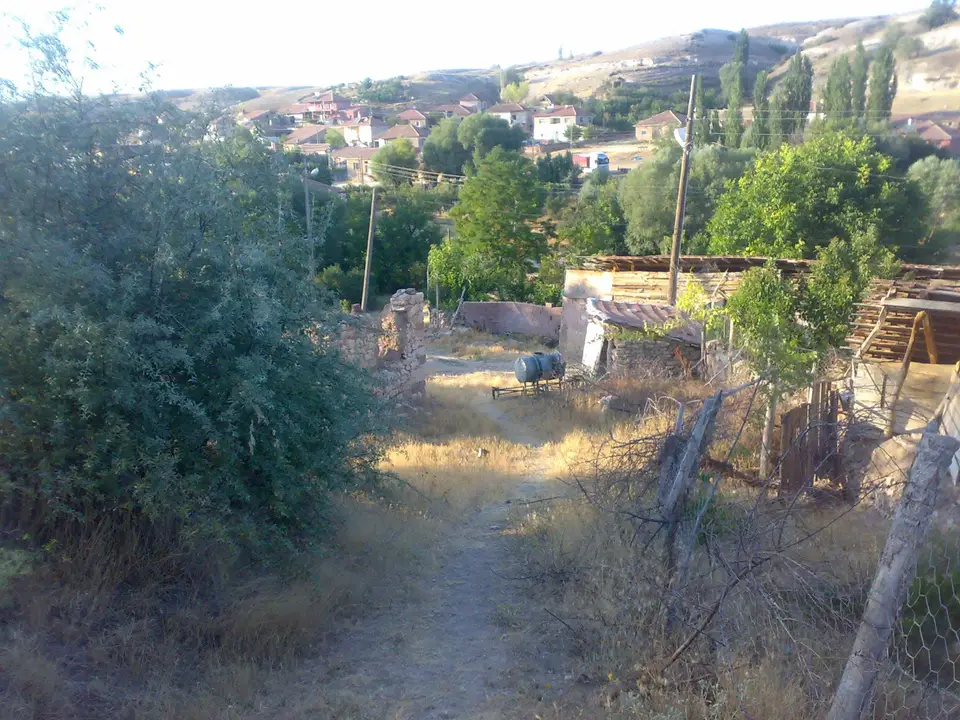 Tepeye yaslanan evleri ve bahçeleriyle bir Anadolu köyü