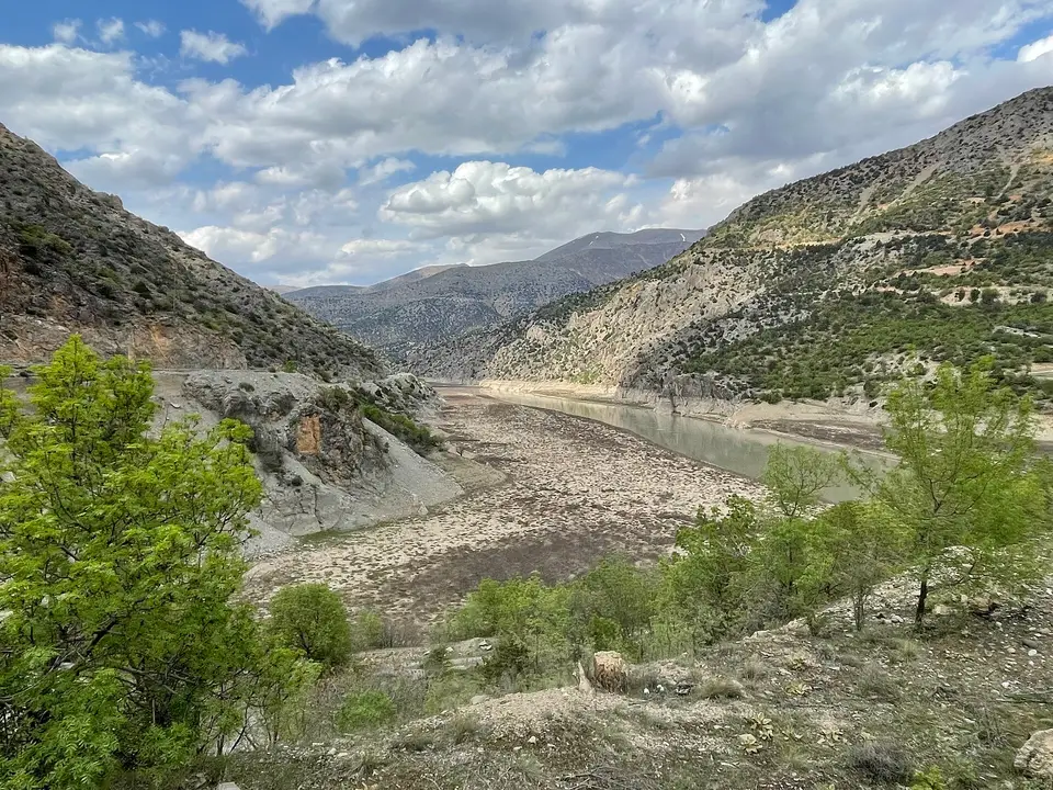 Erzincan Kemaliye yakınlarında Fırat Nehri'nin aktığı geniş vadi