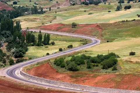 Giresun Şebinkarahisar'da Yedikardeş köyü yakınında vadide kıvrılan asfalt yol