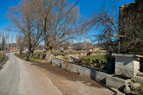 Eskişehir Han'daki Yazılıkaya köyünde yol kenarında uzun yalaklı çeşme