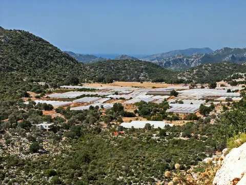 Yavu dağlık bölgesinde vadi tabanına yayılmış plastik seralar