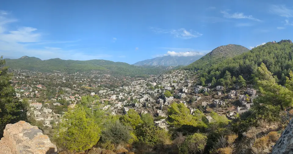 Muğla Kayaköy'de çam ağaçları arasında yamaca yayılmış taş evlerin genel görünümü