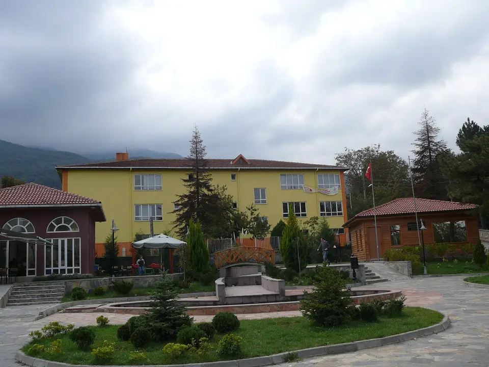 Dağ eteğindeki Balaban köyünde muhtarlık binası ve önündeki düzenli bahçe
