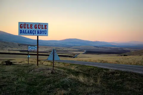 Bozkırda yol kenarında Dalakçı köyünden çıkarken görülen güle güle tabelası