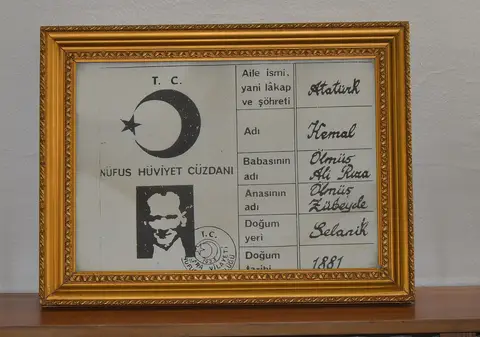 Afyonkarahisar Zafer Müzesi'nde çerçeve içinde sergilenen, Atatürk'ün 1934 tarihli nüfus hüviyet cüzdanının büyütülmüş kopyası