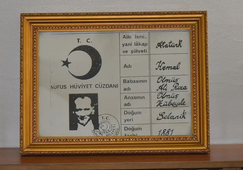 Afyonkarahisar Zafer Müzesi'nde çerçeve içinde sergilenen, Atatürk'ün 1934 tarihli nüfus hüviyet cüzdanının büyütülmüş kopyası