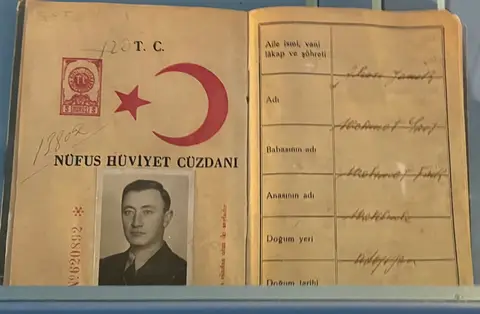 Yazar Sait Faik Abasıyanık'a ait eski tip nüfus hüviyet cüzdanının açık sayfaları