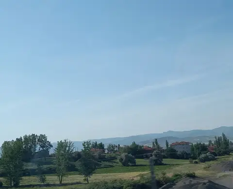 Bayat'ta Yeniköy yakınlarındaki Akkaya yerleşiminin ağaçlar arasındaki evleri
