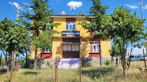 Konya Akşehir'e bağlı Yaylabelen'in ağaçlarla çevrili iki katlı muhtarlık binası