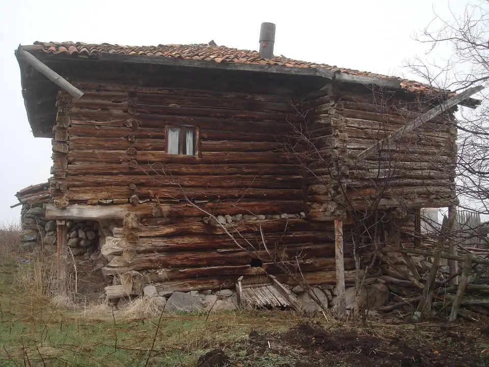 Gerede'ye bağlı Kazanlar köyü yaylasında taş temel üzerinde yığma ahşap yayla evi