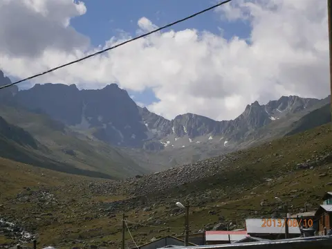 Kavrun Yaylası'nda sarp Kaçkar zirveleri altında vadideki yayla evleri
