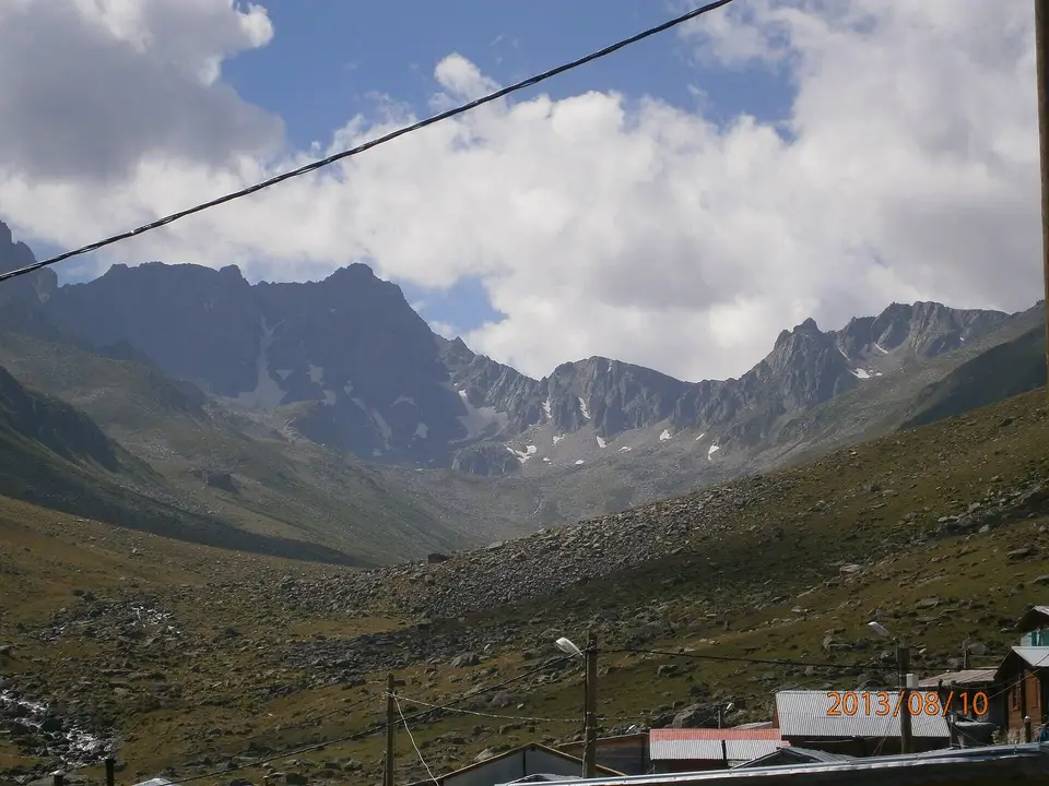 Kavrun Yaylası'nda sarp Kaçkar zirveleri altında vadideki yayla evleri