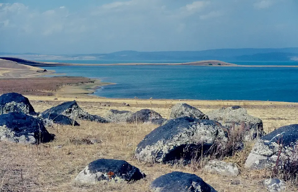 Çıldır'ın doğusunda iri bazalt kayalar arasından güneye, Çıldır Gölü'ne bakış