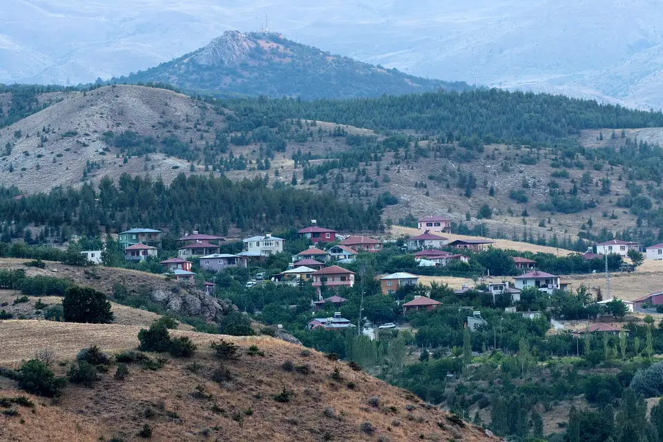 Yağmurlu bir Ağustos günü geç akşam vaktinde Gümüşköy Köyü'nün Hasangazi Köyü'nden bir görünümü
