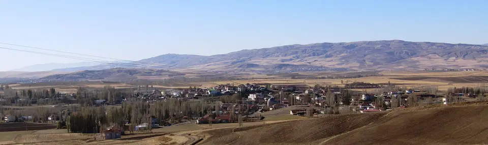 Şarkışla ilçesinden bir köy manzarası: Gümüştepe köyünden bir görünüm (Şarkışla, Sivas)