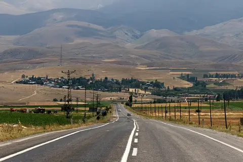 Kavlaktepe Köyü'nün Kavlaktepe Geçidi'nden kuzey cephesi görünümü